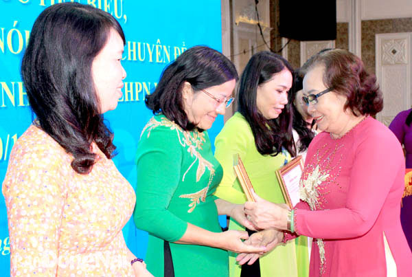 TS Nguyễn Thị Thu Lan, Chủ tịch Hội Nữ trí thức tỉnh trao thưởng cho phụ nữ tài năng