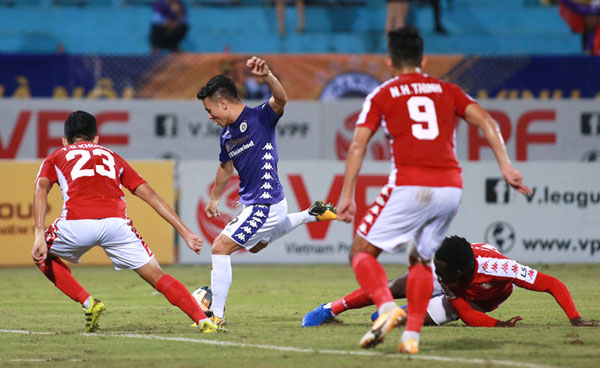 Quang Hải tỏa sáng mang về quả phạt đền và 1 bàn thắng cho Hà Nội khiến TP.HCM nợ nần thêm chồng chất