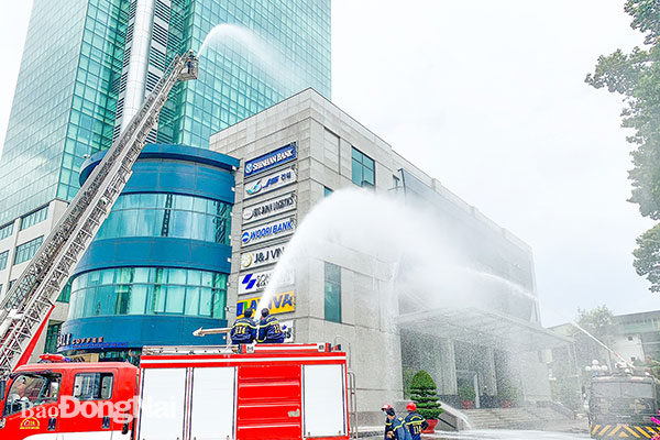 Diễn tập chữa cháy và cứu nạn, cứu hộ phối hợp nhiều lực lượng tại tòa nhà Sonadezi (thuộc P.An Bình, TP.Biên Hòa) ngày 24-9. Ảnh: Minh Thành