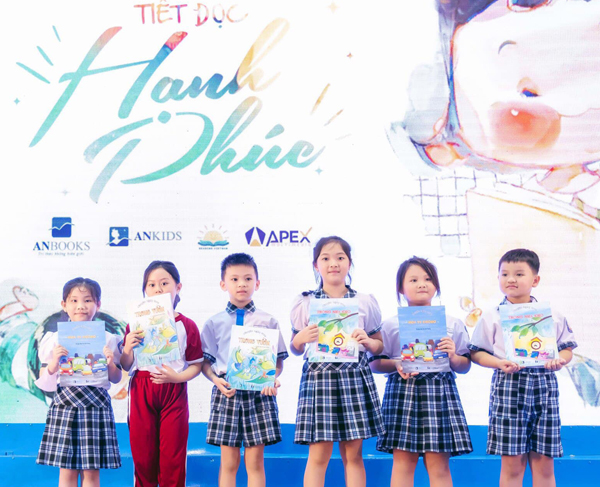 Các học sinh được tặng sách trong chương trình Tiết đọc hạnh phúc