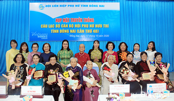 Các đại biểu và đại diện Hội LHPN tỉnh và CLB Cán bộ Hội phụ nữ  hưu trí cùng chụp hình lưu niệm với các thành viên được mừng thọ đợt này