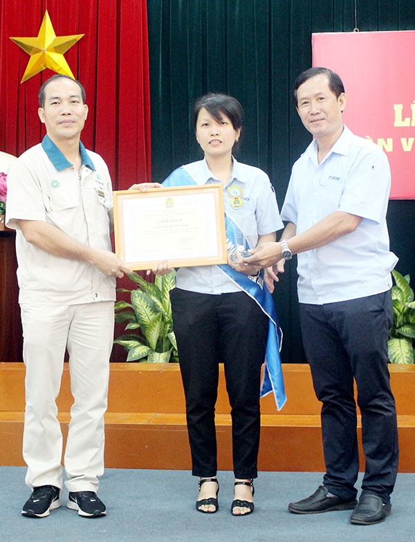 Chị Trương Thị Thu Trang, làm việc tại Công ty TNHH Tokin Electronics được Công đoàn Khu công nghiệp Biên Hòa khen thưởng lao động tiêu biểu năm 2020