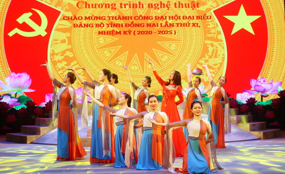 Tiết mục Lời đất nước do Nhà hát Nghệ thuật Đồng Nai biểu diễn