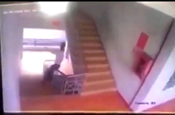 Một học sinh lớp 9 Trường THCS Lý Tự Trọng (H.Trảng Bom) ngồi trượt tay vịn cầu thang bị té tử vong (Ảnh cắt từ clip do camera nhà trường ghi lại)