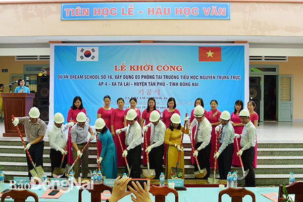 Các đại biểu thực hiện nghi thức khởi công công trình xây dựng 3 phòng học Trường tiểu học Nguyễn Trung Trực (xã Tà Lài, huyện Tân Phú) (ảnh: T.Nhân)