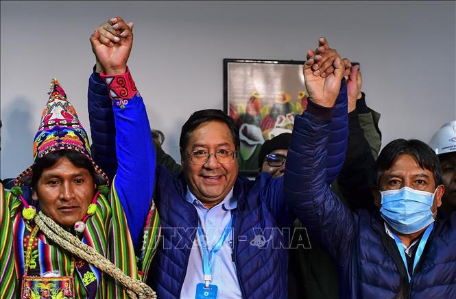 Ứng cử viên Luis Arce (giữa) mừng chiến thắng tại La Paz, Bolivia, ngày 19/10/2020. Ảnh: AFP/TTXVN