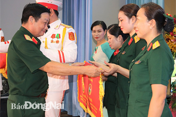 Trung tướng Trần Hoài Trung trao giải nhất, nhì, ba cho các đơn vị đoạt giải