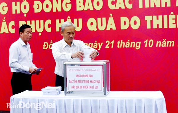Bí thư Tỉnh ủy Nguyễn Phú Cường ủng hộ đồng bào miền Trung bị lũ lụt