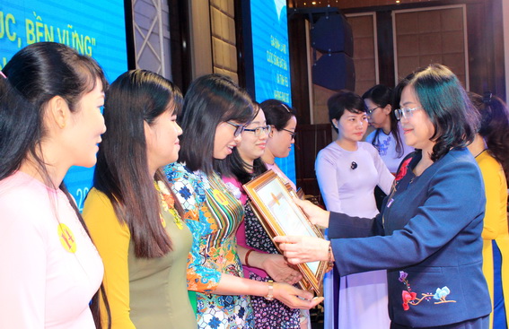 Phó chủ tịch UBND tỉnh Nguyễn Hòa Hiệp tặng bằng khen của UBND tỉnh cho các tập thể và cá nhân đạt thành tích xuất sắc trong thực hiện Dự án 3 đề án 279