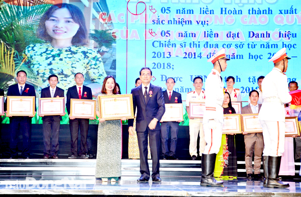 Cô Bùi Thị Hoa nhận bằng khen của Thủ tướng Chính phủ vì đạt nhiều thành tích xuất sắc trong phong trào thi đua yêu nước. Ảnh: H.Dung