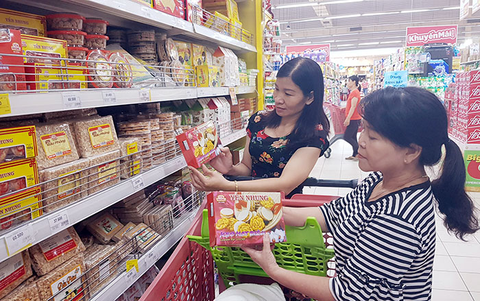 Khách hàng chọn mua các sản phẩm nội địa tại một siêu thị ở TP.Biên Hòa. Ảnh: Hải Quân