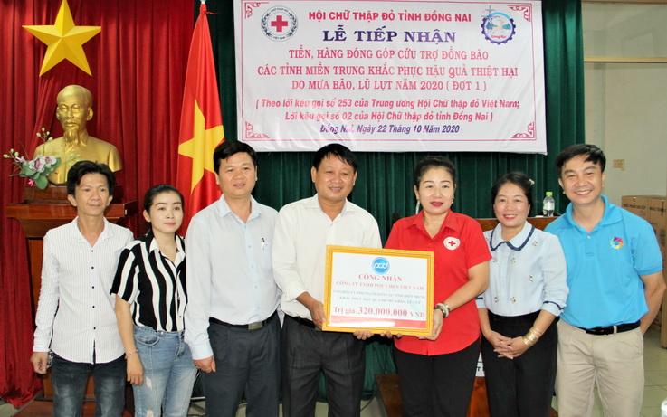 Hội Chữ thập đỏ tỉnh tiếp nhận bảng biểu trưng tiền hàng của các cá nhân, đơn vị ủng hộ đồng bào các tỉnh miền Trung bị ảnh hưởng bởi lũ lụt (ảnh: Văn Truyên)