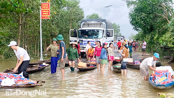 Nhóm từ thiện Kim Phan (TP.Biên Hòa) bốc dỡ hàng cứu trợ xuống H.Triệu Phong (tỉnh Quảng Trị) để chuẩn bị phát cho người dân gặp khó khăn mùa bão lũ. Ảnh: do nhân vật cung cấp