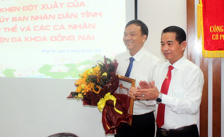 Phó chủ tịch UBND tỉnh Thái Bảo tặng bằng khen cho tập thể bệnh viện