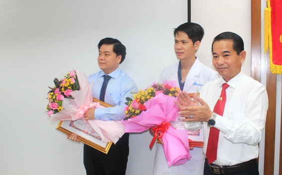 Phó chủ tịch UBND tỉnh Thái Bảo tặng hoa và bằng khen của UBND tỉnh cho 2 cá nhân của Bệnh viện Đa khoa Đồng Nai