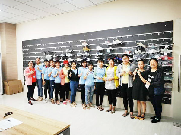 Công nhân Công ty TNHH Pro Well Việt Nam (Khu công nghiệp Long Khánh) phấn khởi trong ngày nhận vàng do doanh nghiệp tặng. Ảnh: Lan Mai