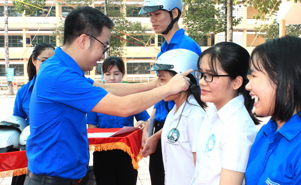 Anh Nguyễn Tường Lâm, Trưởng ban đoàn kết tập hợp thanh niên Trung ương Đoàn, Phó chủ tịch thường trực Hội LHTN Việt Nam tặng quà và nón bảo hiểm cho học sinh, sinh viên