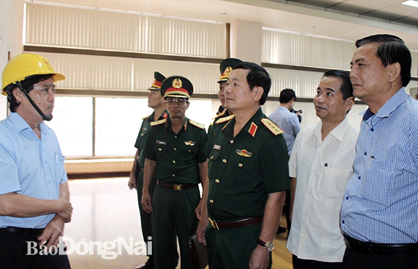  Thượng tướng Lê Huy Vịnh (thứ 3 từ phải vào) trực tiếp kiểm tra sơ đồ đảm bảo an toàn nhà máy thủy điện Trị An