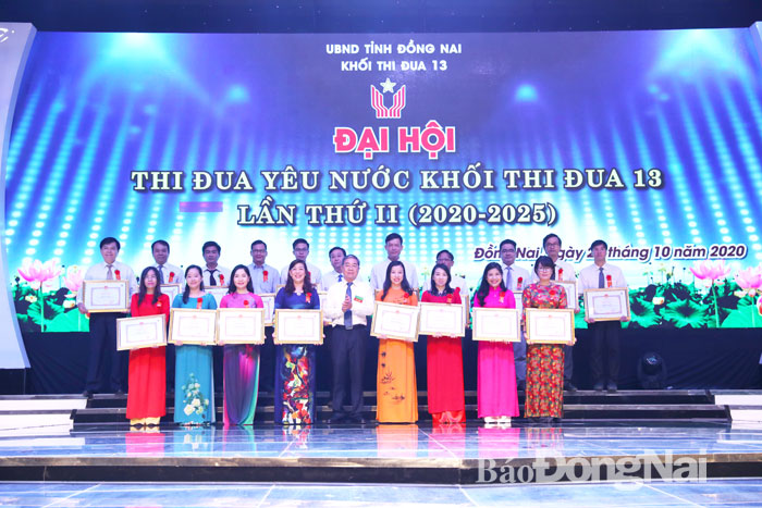 Phó chủ tịch UBND tỉnh Nguyễn Quốc Hùng trao bằng khen của UBND tỉnh cho các cá nhân có thành tích xuất sắc trong phong trào thi đua yêu nước giai đoạn 2015-2020