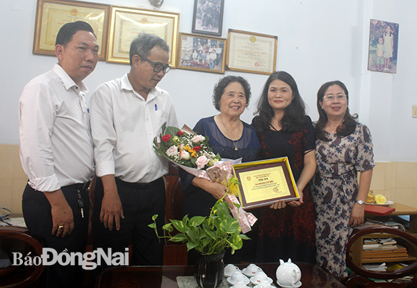  Lãnh đạo Nhà xuất bản Đồng Nai trao biểu trưng tri ân cho gia đình nhà văn Hoàng Văn Bổn