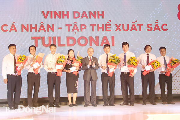 Những cá nhân, tập thể xuất sắc, có nhiều đóng góp cho công ty được vinh danh tại buổi lễ.