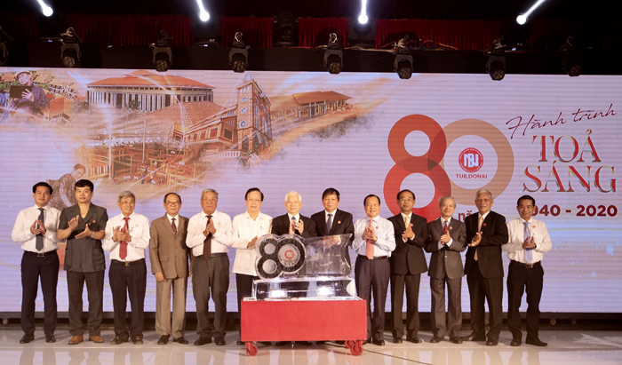 Nguyên Chủ tịch nước Nguyễn Minh Triết cùng các đại biểu khách mời, lãnh đạo công ty tại buổi lễ 