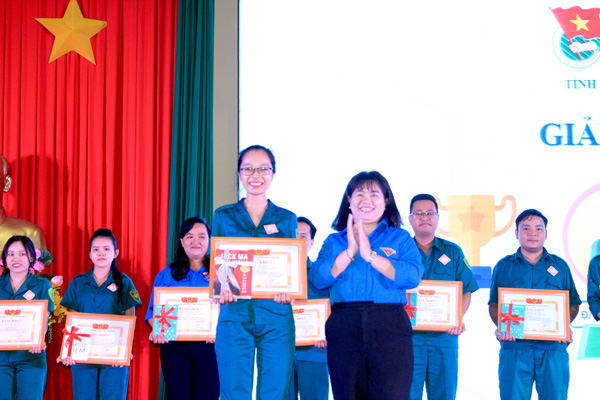 Phó bí thư phụ trách Tỉnh đoàn, Chủ tịch Hội LHTN tỉnh Nguyễn Thanh Hiền trao bằng khen cho thí sinh đoạt giải nhất cuộc thi