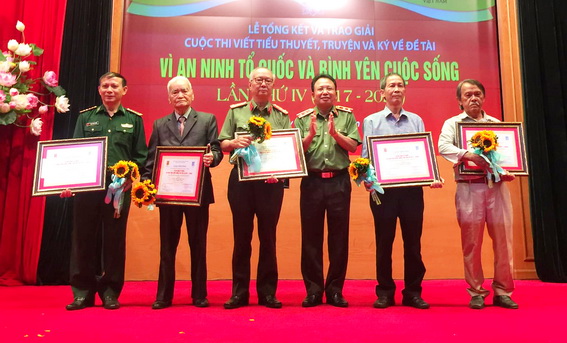 Nhà văn Nguyễn Trí (ngoài cùng bên phải) được trao giải B tại lễ tổng kết và trao giải cuộc thi viết tiểu thuyết, truyện và ký lần thứ 4