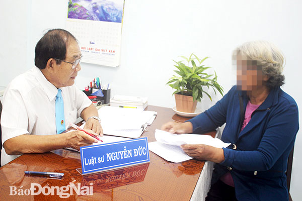 Luật sư Nguyễn Đức, Hội Luật gia tỉnh tư vấn pháp luật về tranh chấp đất cho người dân. Ảnh: Đoàn Phú
