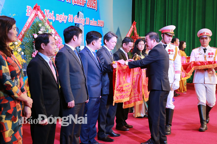 Đồng chí Đào Văn Phước, Chủ tịch Ủy ban MTTQ tỉnh tặng cờ thi đua xuất sắc cho các đơn vị