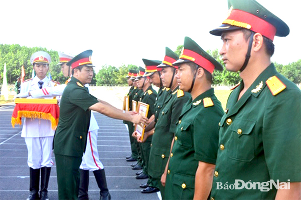Đại tá Vũ Văn Điền, Chỉ huy trưởng Bộ Chỉ huy quân sự tỉnh khen thưởng cán bộ làm tốt công tác huấn luyện năm 2020 tại Trung đoàn Đồng Nai