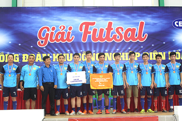 Công nhân lao động tham gia giải Futsal do Công đoàn Khu công nghiệp Biên Hòa tổ chức
