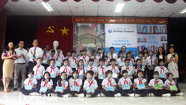 Ban tổ chức trao tặng sách cho các em học sinh Trường tiểu học Trịnh Hoài đức, TP.Biên Hòa