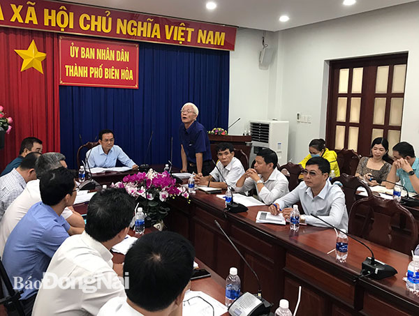 Ông Cao Hồng Vinh trình bày ý kiến tại buổi đối thoại với lãnh đạo TP.Biên Hòa