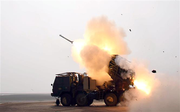 Vụ thử nghiệm rocket Pinaka cải tiến tại bãi thử tích hợp ở Chandipur, ngoài khơi bờ biển bang miền Đông Odisha, Ấn Độ ngày 4-11. Ảnh: ANI/TTXVN