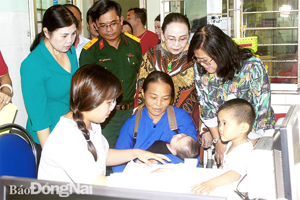 Bà Trần Thị Cẩm Nhung (đứng thứ 2 từ phải qua) tham gia chương trình Trái tim cho em được tổ chức tại Bệnh viện Nhi đồng Đồng Nai cuối năm 2019. Ảnh: An Yên