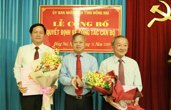 Phó bí thư Tỉnh ủy, Chủ tịch UBND tỉnh Cao Tiến Dũng trao quyết định cho đồng chí Đinh Việt Tiến và Nguyễn Văn Bình