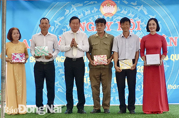 Đồng chí Đào Văn Phước tặng quà cho 5 cá nhân ấp 5 xã Gia Canh có thành tích xuất sắc xây dựng khối đại đoàn kết toàn dân tộc năm 2020