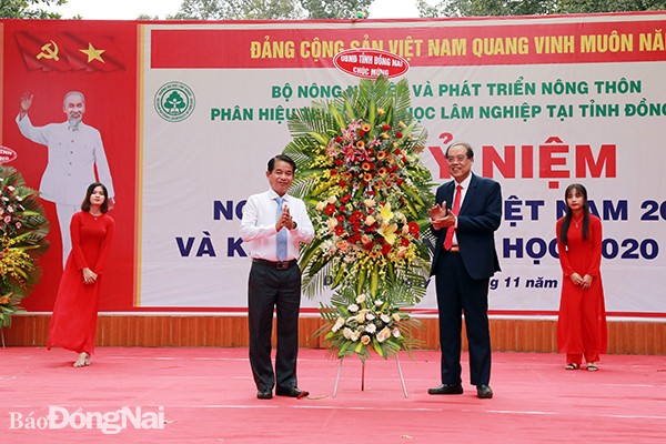 Ủy viên Ban TVTU, Phó chủ tịch UBND tỉnh Thái Bảo tặng hoa chúc mừng