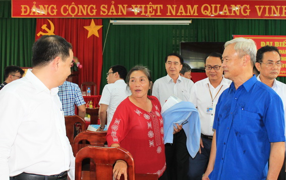 Đồng chí Nguyễn Phú Cường, Bí thư Tỉnh ủy ủy, Chủ tịch HĐND tỉnh (bìa phải),  trao đổi thêm với cử tri P.Tân Hạnh sau buổi tiếp xúc. 