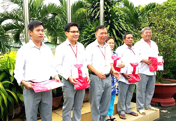 Đoàn viên, người lao động Công ty CP Bibica (TP.Biên Hòa) được Công đoàn và doanh nghiệp tặng quà trong dịp sinh nhật