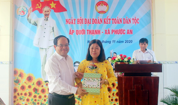 Phó bí thư Tỉnh ủy Quản Minh Cường trao quà cho nhân ấp Quới Thạnh