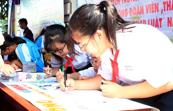 Các em thiếu nhi tham gia hội thi vẽ tranh tuyên truyền phòng, chống ma túy trong chương trình Ngày pháp luật do Tỉnh đoàn tổ chức.