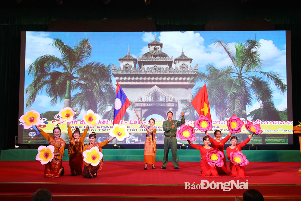Tiết mục văn nghệ của Hội hữu nghị Việt - Lào