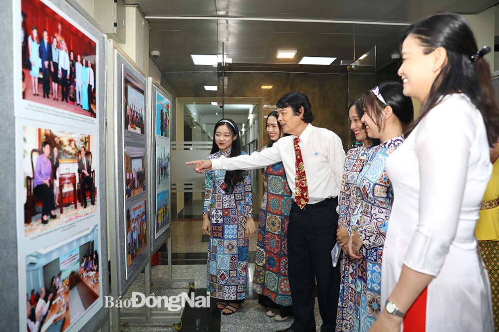 Các thành viên Hội hữu nghị Việt - Nhật xem ảnh triển lãm tại chương trình