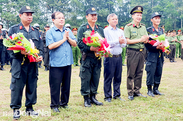 Các đồng chí lãnh đạo tỉnh và Công an tỉnh tặng hoa chúc mừng, động viên Tổ công tác đảm bảo an ninh trật tự dự án Sân bay Long Thành