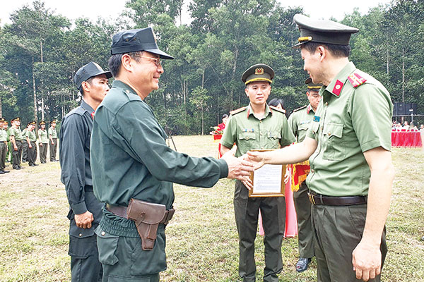 Giám đốc Công an tỉnh, Đại tá Vũ Hồng Văn trao quyết định thành lập Tổ công tác đảm bảo an ninh trật tự tại dự án Sân bay Long Thành. Ảnh: CTV