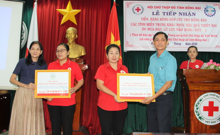 Hội Chữ thập đỏ tỉnh tiếp nhận bảng biểu trưng tiền, hàng của các cá nhân, đơn vị ủng hộ đồng bào các tỉnh miền Trung bị ảnh hưởng bởi lũ lụt. 