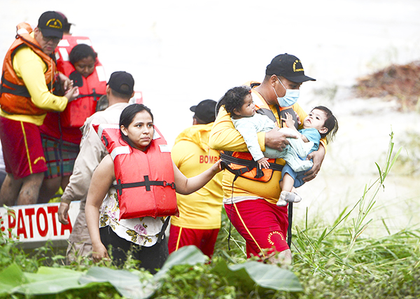 Sơ tán người dân khỏi các khu vực ngập lụt do mưa lớn sau bão Eta tại El Progreso, Honduras, ngày 7-11-2020. Ảnh: AFP/TTXVN 