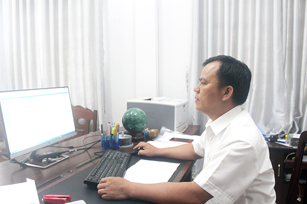 Anh Nguyễn Thanh Tuấn đang sử dụng phần mềm do anh sáng tạo phục vụ cho công việc tại Sở GD-ĐT